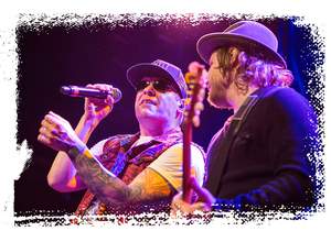 Brent Smith und Gitarrist Zach Myers performen in San Diego. © Getty Images 