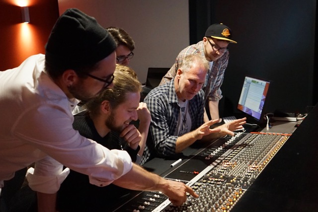 Der bekannte Mixing Engineer Peter Walsh (u. a. Simple Minds, Peter Gabriel) gibt seine Erfahrungen an Studierende des Abbey Road Institute weiter